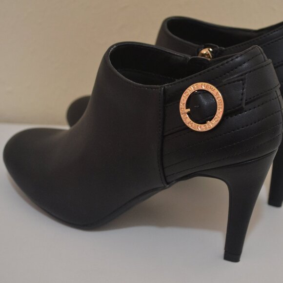Black High Heeled Booties Size 7M - Picture 5 of 10